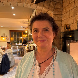 Viktoria Giannu in ihrem griechisches Restaurant Rose. Sie hat das Restaurant nach dem Hochwasser 2024 in Gondelsheim wieder eröffnet. 