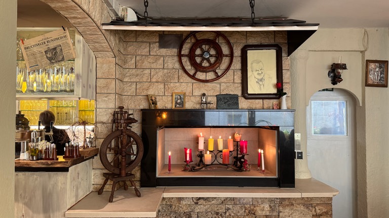 Ein alter Karmin, der umfunktioniert wurde. In ihm stehen Kerzen.