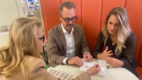 Jasmin Faas und Matthias Roller aus Engelsbrand im Enzkreis suchen bei einem Händler in Pforzheim Eheringe, denn bald wollen die heiraten.