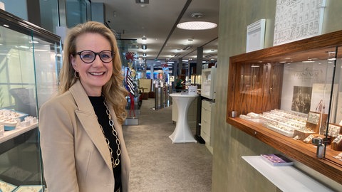Christine Köhle-Wichmann ist Geschäftsführerin bei Deutsche Schmuck und Uhren Pforzheim. Sie berät regelmäßig Paare, die Eheringe suchen.