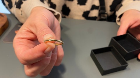 Ring aus Massivgold: Er fasst die Steine eines Schmuckstücks ihrer verstorbenen Großmutter.