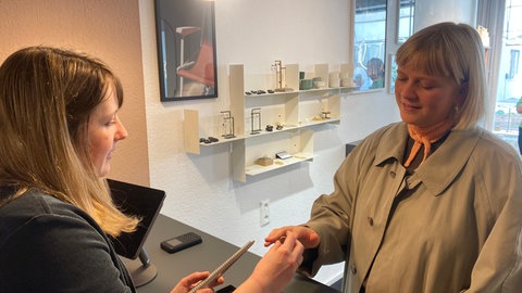 Schmuckdesignerin Marleen Hecker aus Pforzheim verkauft hauptsächlich Silberschmuck, der dann vergoldet wird.