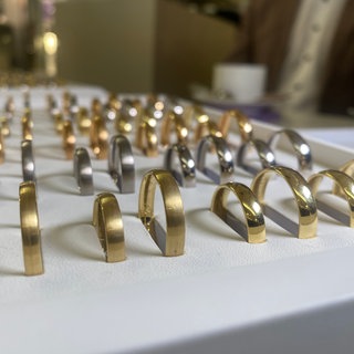 Ringe in einer Auslage in Pforzheim: Die Händler und Kundinnen müssen hier auf die stark gestiegenen Goldpreise reagieren.