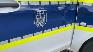 Eine Autotür mit der Aufschrift "Zoll"