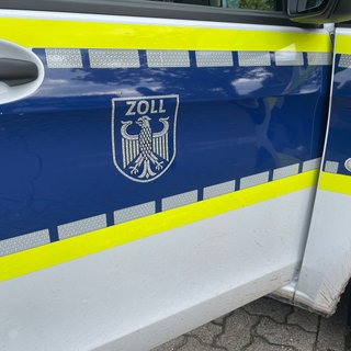 Eine Autotür mit der Aufschrift "Zoll"