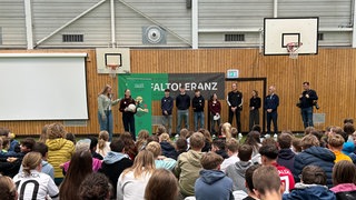 Schülerversammlung am Ludwig-Marum-Gymnasiums in Pfinztal. Dort wurde verkündet, das die Schule den Julius Hirsch Preis 2025 des DFB erhalten wird.