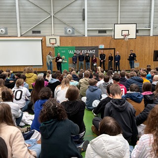 Schülerversammlung am Ludwig-Marum-Gymnasiums in Pfinztal. Dort wurde verkündet, das die Schule den Julius Hirsch Preis 2025 des DFB erhalten wird.