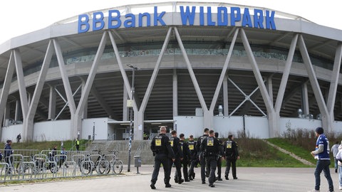 Polizisten vor dem Karlsruher Wildparkstadion