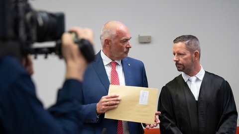 Axel E. Fischer (links) im Gerichtssaal des Oberlandesgerichts München