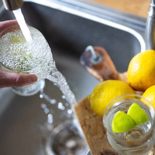 (Symbolbild) Leitungswasser aus dem Wasserhahn. In Sinzheim wurde PFAS im Trinkwasser nachgewiesen.