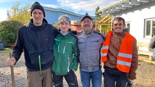 Bauernhof bei Karlsruhe wird zum Hilfsprojekt. Von links: Ausbilder Simon Enke, Azubi Haiko Lederle, Ausbilder Achim Stoltz und Assistent Dominik Fischer