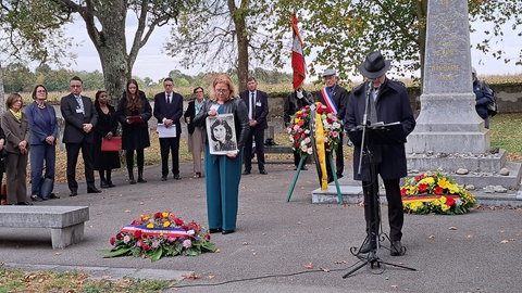 Bei der Zeremonie in Gurs wurde von Simone Traum vom Hauptamt Karlsruhe auch ein Jugendfoto von Hanna Meyer-Moses entrollt.
