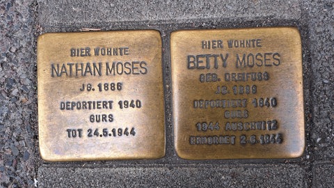 Zwei Stolpersteine sind in der Karlsruher Karlstraße verlegt. Sie weisen auf das Schicksal von Nathan und Betty Moses hin, die wie Hannah nach Gurs deportiert wurden.