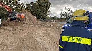 Das Technische Hilfswerk (THW) hat die Fundstelle der Bombe in Rastatt mit einem Schutzwall abgesichert.