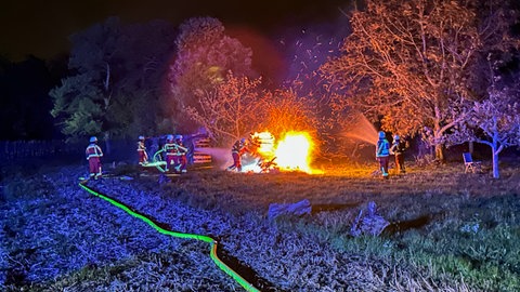 Auf einem Gartengrundstück in Bruchsal brannten Holzstapel und ein Unterstand