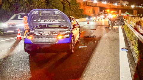 Ein verunfalltes Auto auf der A8