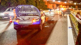 Ein verunfalltes Auto auf der A8