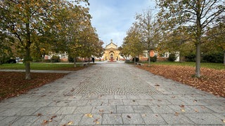 Der Eingang des Hauptfriedhofs in Karlsruhe. Hier herrscht kurz vor Allerheiligen Hochbetrieb.