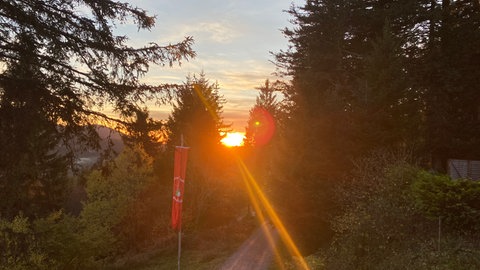 Hüttentour im Schwarzwald: Nach dem Wandern genießt die Gruppe den Sonnenuntergang