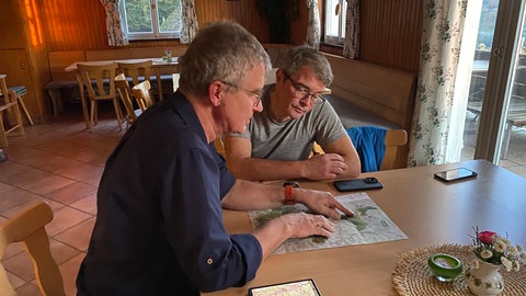 Hüttentour im Schwarzwald: Thomas Schirmer und Pierre Noack planen die Route für den nächsten Tag