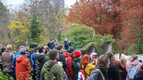 Viele Besucherinnen und Besucher vor dem Eisbärgehege im Zoo Karlsruhe.