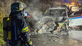 Auto gerät während der Fahrt in Brand