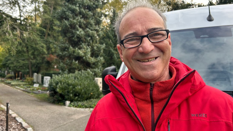 Friedhofsgärtner Andreas Renner hat jetzt vor Allerheiligen in Karlsruhe besonders viel zu tun. Neben dem Hauptfriedhof, arbeitet er auf fünf weiteren Friedhöfen.