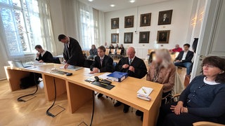 Vor zwei Jahren hat eine Frau die Schleuse in Iffezheim mit ihrem Schiff gerammt. Nun beginnt der Berufungsprozess.