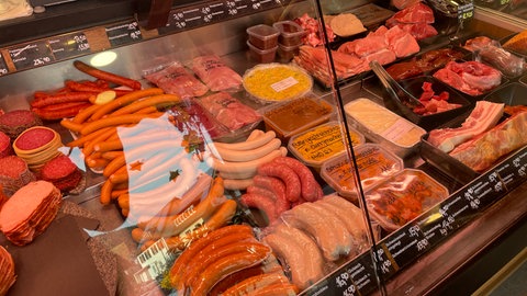 Die Wurstauslage in der Metzgerei Zink in Ottenhöfen. 