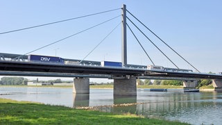 Die Rheinbrücke zwischen Karlsruhe und Rheinland-Pfalz