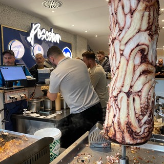 Viele Kunden stehen in einer Schlange im Geschäft: Der Oktopus-Döner stößt auf großes Interesse in Karlsruhe.