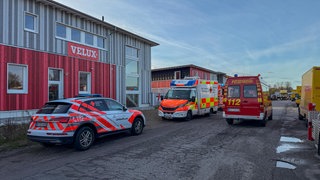 Ein Gefahrenguteinsatz der Feuerwehr im Postverteilzentrum in Rastatt. Der Einsatz wurde wegen eines verdächtigen Briefes ausgelöst.