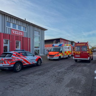 Ein Gefahrenguteinsatz der Feuerwehr im Postverteilzentrum in Rastatt. Der Einsatz wurde wegen eines verdächtigen Briefes ausgelöst.
