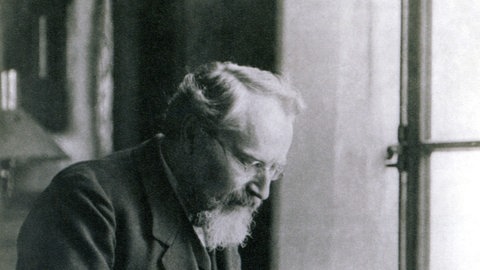 Archivbild: Otto Lehmann mit seinem Mikroskop. Der Wissenschaftler hat etwas erfunden, das jeder von uns kennt und nutzt. Schüler aus Karlsruhe erinnern an ihn.