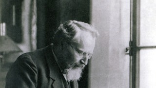 Archivbild: Otto Lehmann mit seinem Mikroskop. Der Wissenschaftler hat etwas erfunden, das jeder von uns kennt und nutzt. Schüler aus Karlsruhe erinnern an ihn.