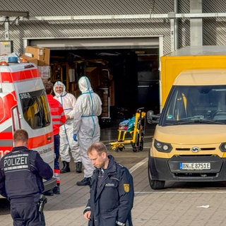 Einsatzkräfte am Postverteilzentrum Rastatt - hier gab es einen verdächtigen Brief
