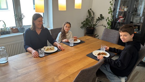 Friederike Wittig am Esstisch. Sie lebt vegetarisch - für die Kinder gibt es hingegen Wraps mit Fleischfüllung.
