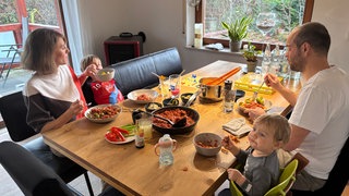 Familie Bickel lebt vegan und sitzt gemeinsam beim Mittagessen. Sie nimmt an der COPLANT-Studie in Karlsruhe teil.