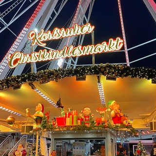 Das Riesenrad auf dem Marktplatz mit dem Schriftzug "Karlsruher Weihnachtsmarkt".
