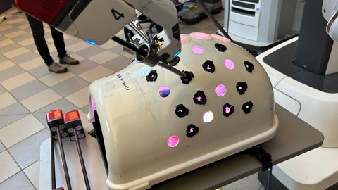 Im Städtischen Klinikum Karlsruhe dürfen Besucherinnen und Besucher einen OP-Roboter ausprobieren.