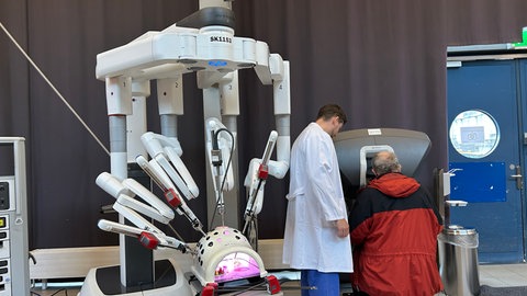 Im Städtischen Klinikum Karlsruhe dürfen Besucherinnen und Besucher einen OP-Roboter ausprobieren.