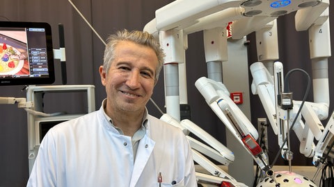 Im Städtischen Klinikum Karlsruhe dürfen Besucherinnen und Besucher einen OP-Roboter ausprobieren.