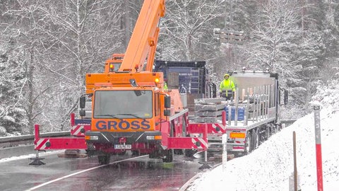 Stundenlang dauerten die Bergungsarbeiten auf der B294 südlich von Bad Wildbad. Kranwagen bei der Bergungs eines Lkw.