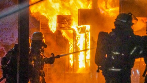 Einsatzkräfte der Feuerwehr bei nächtlichen Löscharbeiten an einer Kindertagesstätte in Durmersheim (Kreis Rastatt).