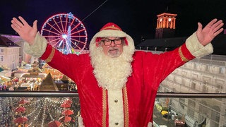 Falko Traber ist seit zwölf Jahren als fliegender Weihnachtsmann auf dem Weihnachtsmarkt Karlsruhe im Einsatz.
