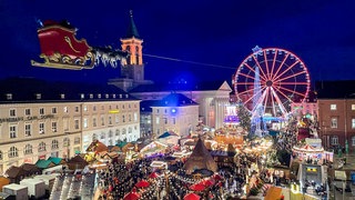Der fliegende Weihnachtsmann über dem Christkindlesmarkt in Karlsruhe.