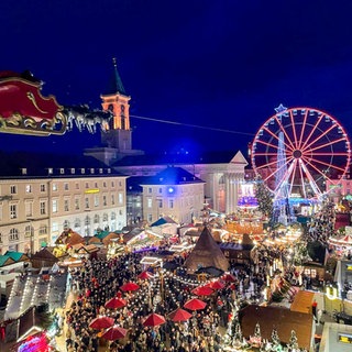 Der fliegende Weihnachtsmann über dem Christkindlesmarkt in Karlsruhe.