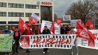 Mitarbeiter von Bosch haben in Bühl gegen geplante Stellenstreichungen protestiert.
