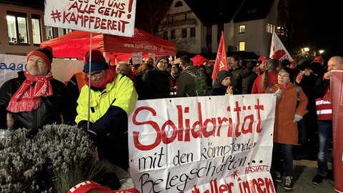 Beschäftige von Bosch und anderer Unternehmen demonstrierten in der Bühler Innenstadt.