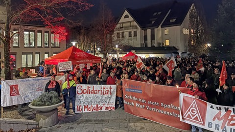 Rund 2.000 Menschen versammelten sich aus Protest gegen Stellenstreichungen bei Bosch.